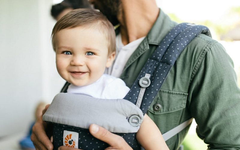 Guide To Choosing a Baby Carrier For a New Dad